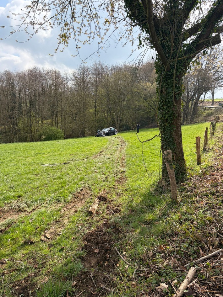 FW Hennef: Verkehrsunfall in Hennef-Westerhausen - Zwei Leichtverletzte