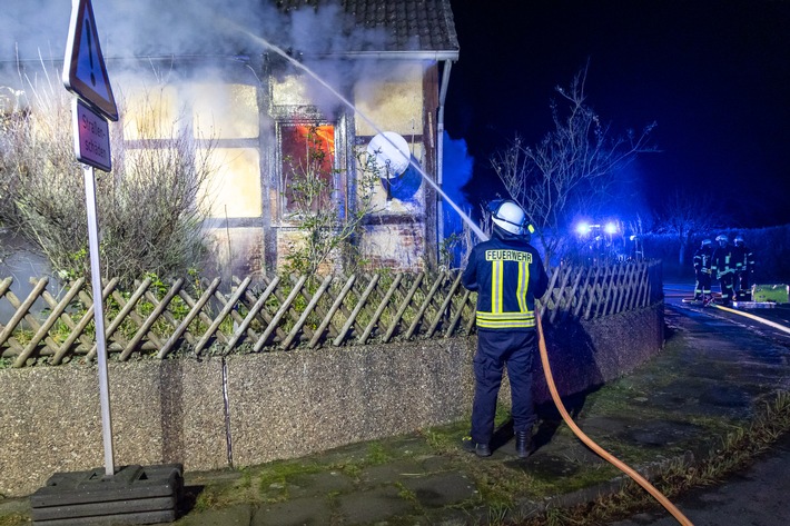 FW Porta Westfalica: 04.12.2025 - Wohnungsbrand in Eisbergen / 1 Person verstorben