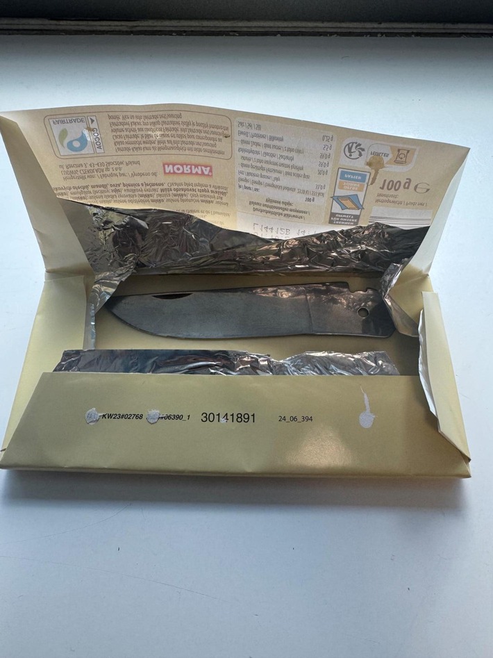 BPOL-HH: (FOTO) Bundespolizei am Hamburg Airport: Messerklinge in Schokoladentafel versteckt - Ordnungswidrigkeitenanzeige