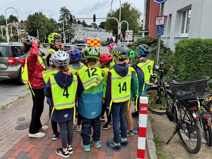 POL-HL: OH - Eutin / Ferienradfahrkurs der Polizei begeistert Kinder