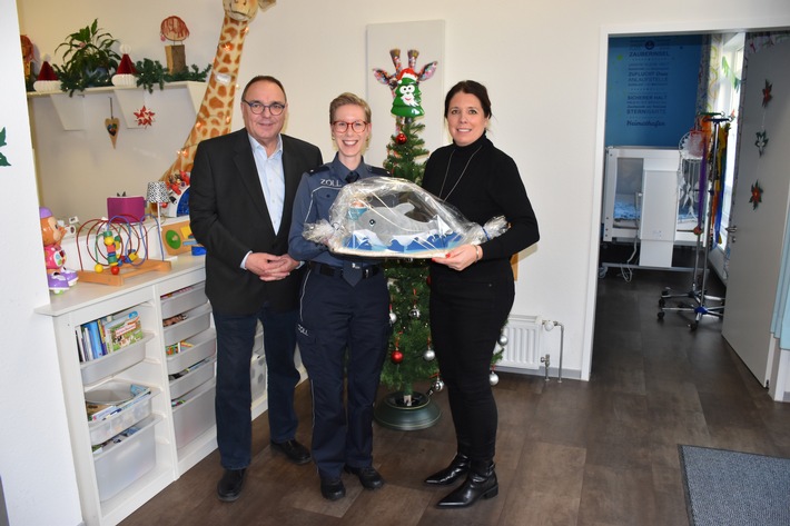 HZA-KR: Hauptzollamt Krefeld setzt zu Weihnachten ein Zeichen der Solidarität - 2.900 Euro für Insel Tobi e.V.