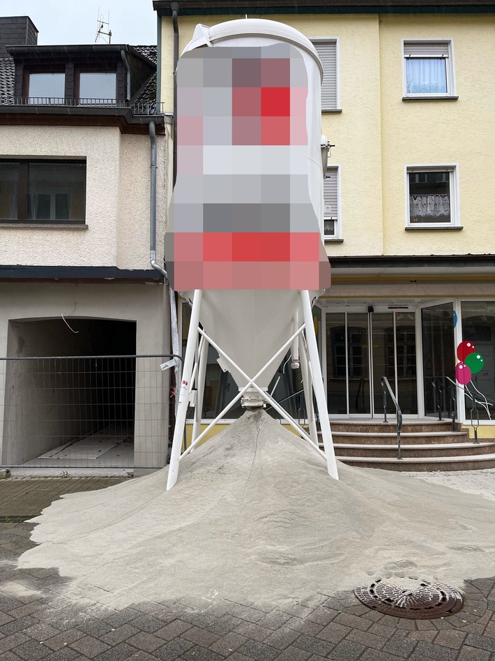 POL-EU: Zementputz-Silo geöffnet