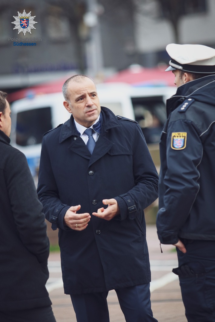 POL-DA: Darmstadt: Intensive Kontrollen im Stadtgebiet / Polizei stellt Drogen und Schlagstock sicher / Polizeipräsident machte sich ein Bild vom Einsatz
