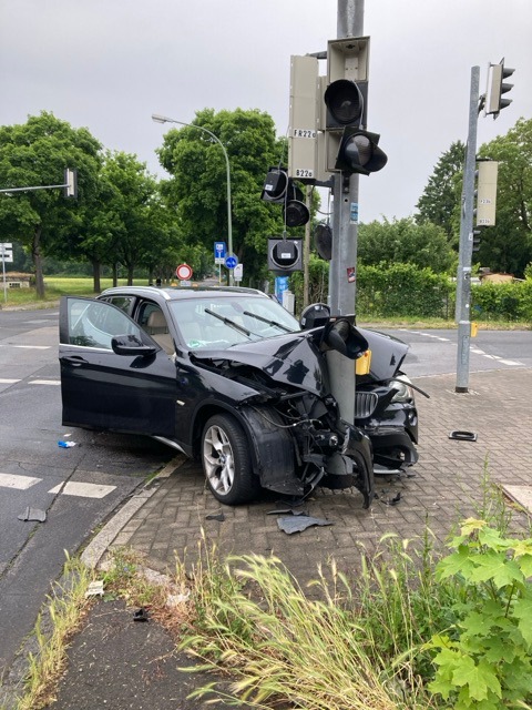 POL-OF: Auto prallt gegen Ampelmast: Fahrer und Beifahrer flüchteten - zwei Mitfahrer auf Rückbank schwer verletzt