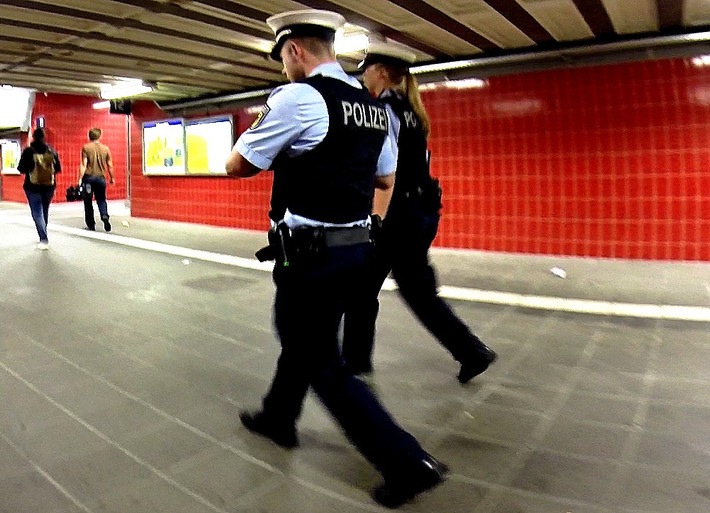 Bundespolizeidirektion München: Frau erst belästigt dann geschlagen / Passanten helfen und rufen Polizei