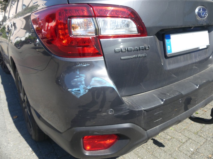 POL-GM: Blaues Fahrzeug nach Verkehrsunfallflucht gesucht