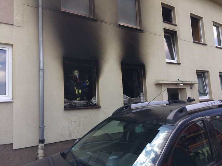 FW-DO: Feuer in Dortmund Hostedde / Ausgedehnter Wohnungsbrand in einem Mehrfamilienhaus