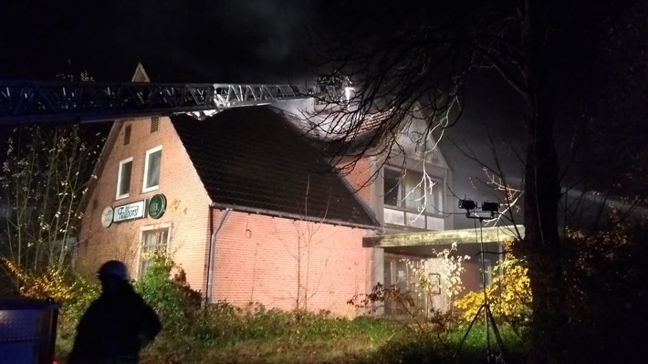 FW-RD: Feuer im ehemaligen Sporthotel in Hummelfeld/Ortsteil Fellhorst (Kreis Rendsburg-Eckernförde)