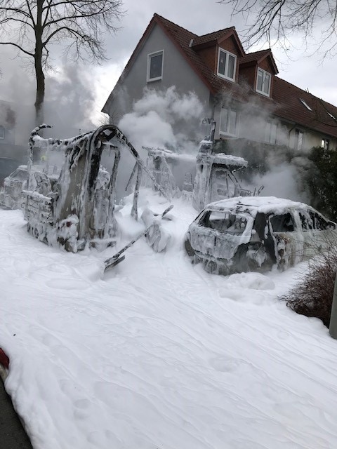 POL-GÖ: (86/2021) Hoher Sachschaden bei Brand eines geparkten Wohnmobiles und zweier Pkw