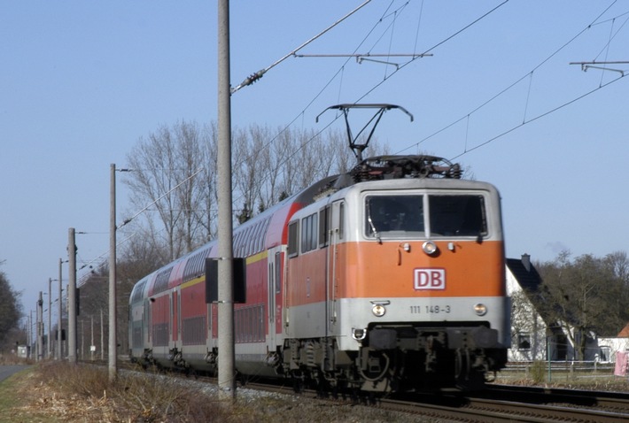 HZA-RO: Zoll verhindert Einfuhr von Waffen und Rauschgift / Zollbeamte stoppen Schmuggler im Bahn-Grenzverkehr und auf dem Fußweg im grenznahen Raum zu Österreich