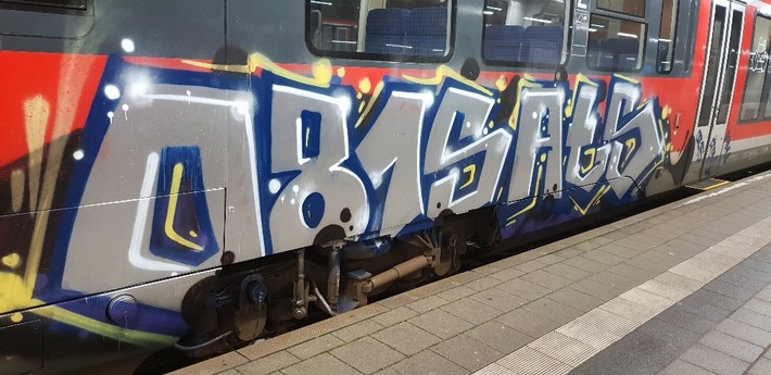 BPOL-HRO: Reisezugwagen mit Graffiti beschmiert