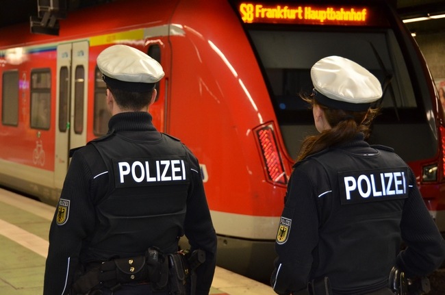 BPOLD FRA: Mann an Bahnsteigkante von S-Bahn erfasst