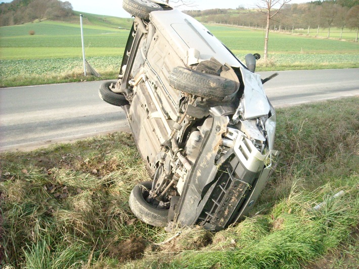 POL-HOL: Landesstraße 580 - Golmbach - Rühle: Wild ausgewichen und auf PKW-Seite gelandet - PKW erheblich beschädigt / Fahrer unverletzt -