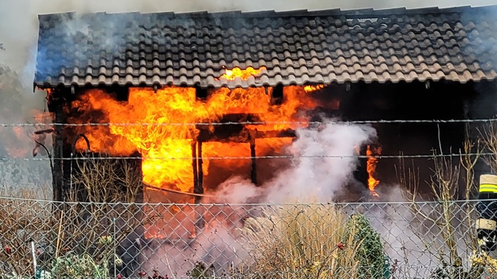 FW-EN: Brennende Gartenlaube beschäftigt Hattinger Feuerwehr drei Stunden