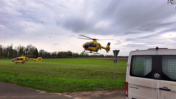 FW Lüchow-Dannenberg: +++ PKW kommt von der Straße ab und kollidiert mit Baum +++ Drei Personen werden im Fahrzeug eingeklemmt +++ Großaufgebot von Feuerwehr und Rettungsdienst +++