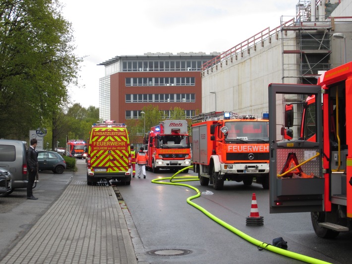 FW-MH: Zimmerbrand mit verletzter Person