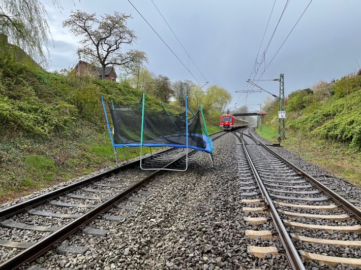 POL-STD: S-Bahn muss wegen Trampolin auf den Gleisen stoppen, Einbrecher in Steinkirchen, Unbekannter Täter steigt in Buxtehuder Imbiss ein, 4. Unbekannter beschädigt drei Autos in Bliedersdorf