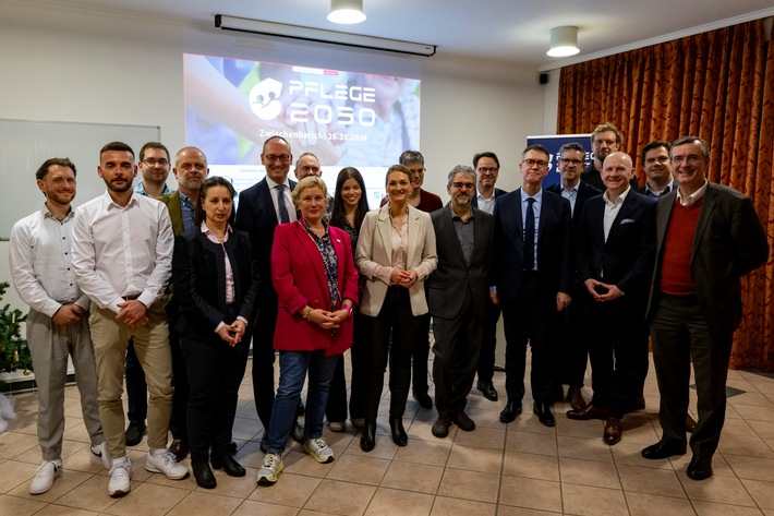 Bayerns Staatsministerin für Gesundheit, Pflege und Prävention, Judith Gerlach, besucht Pflege 2030-Modelleinrichtung Haus Curanum Karlsfeld