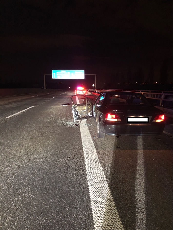 POL-D: +++Unglaubliche Meldung aus dem Bereich der Autobahnpolizei+++ Düsseldorf - A 44 - Unfallflucht - Lkw &quot;rasiert&quot; stehendem Pkw die Fahrertür - 33-Jähriger leicht verletzt