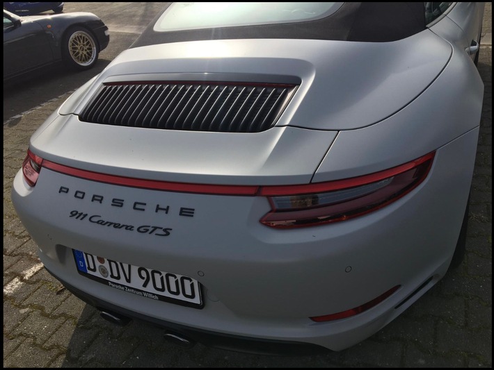 POL-NE: Diebe stehlen grauen Porsche 911 Carrera GTS
