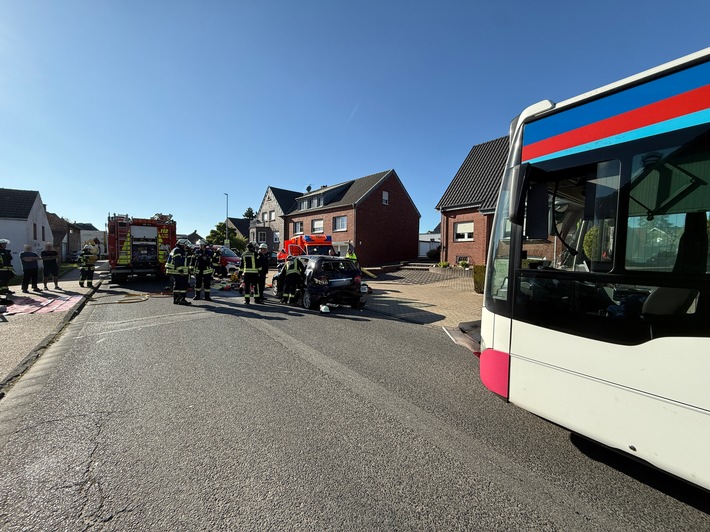 FFW Schwalmtal: Verkehrsunfall zwischen Pkw und Bus - Feuerwehr Schwalmtal rettet eingeschlossenen Fahrer
