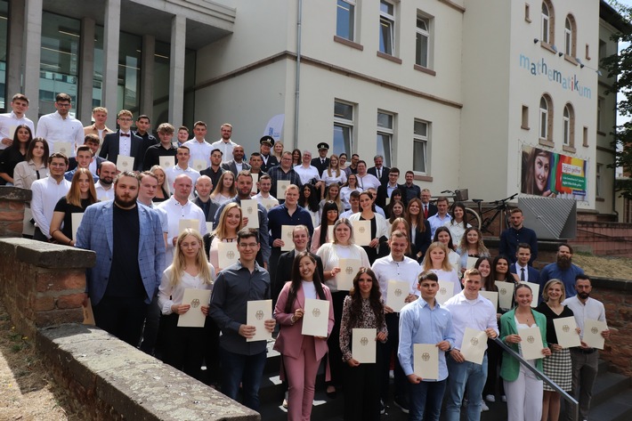HZA-GI: Nachwuchs für den Zoll in Mittelhessen 65 Auszubildende starten beim Hauptzollamt Gießen ins Berufsleben