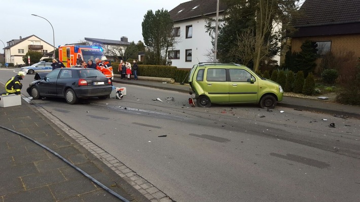 FW Lage: Verkehrsunfall zwischen zwei PKW