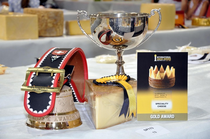 Le Gruyère Premier Cru de Von Muehlenen a remporté deux prix importants: celui de la "Meilleure spécialité de Fromage" et celui de la "Meilleure spécialité de Fromage produite en dehors du Royaume-Uni"