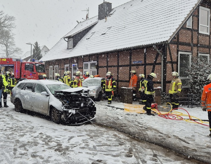 FW Südheide: Schwerer Verkehrsunfall in Wohlde Großaufgebot an Rettungskräfte im Einsatz