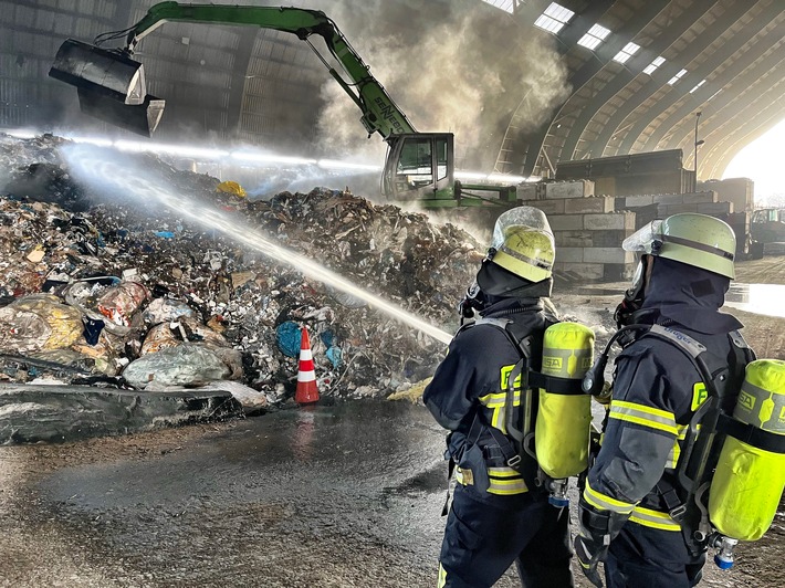 FW Moers: Brand in einem Recycling-Betrieb