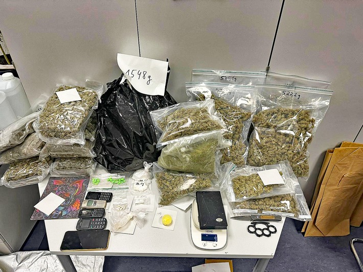 POL-ME: Schlag gegen den Drogenhandel: Polizei stellt mehr als acht Kilogramm Cannabis sicher - Tatverdächtiger in Haft - Velbert - 2309021