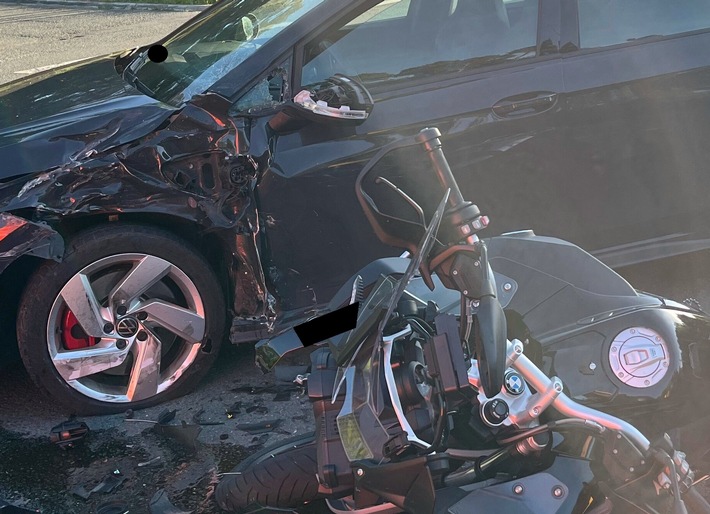 POL-MI: Motorradfahrer bei Zusammenstoß schwer verletzt