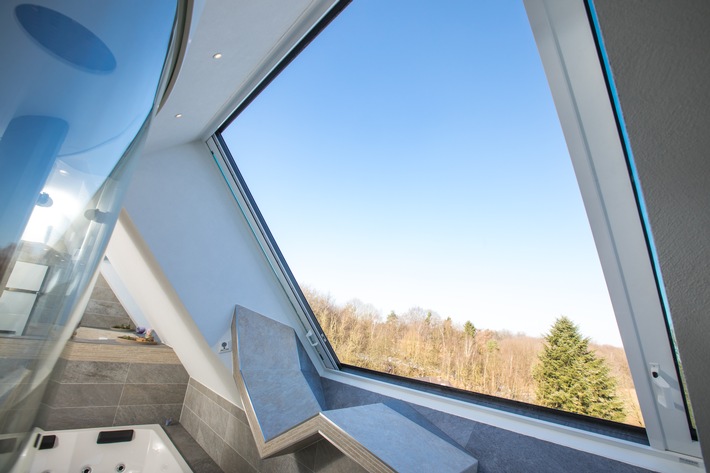 Dachschiebefenster von LiDEKO schaffen genussvolle Ausblicke / 
Völlige Entspannung in der hauseigenen Wellness-Oase: So zieht die natürliche Umgebung in das Komfort-Bad ein