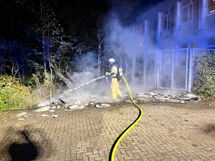 FW-GL: Zwei nächtliche Einsätze für die Feuerwehr Bergisch Gladbach - Mülltonnenbrand und Kabelbrand in Bürogebäude