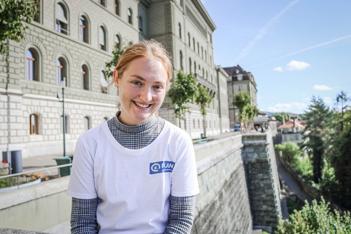 Une jeune de 20 ans accompagne Alain Berset pour la Journée internationale de la fille