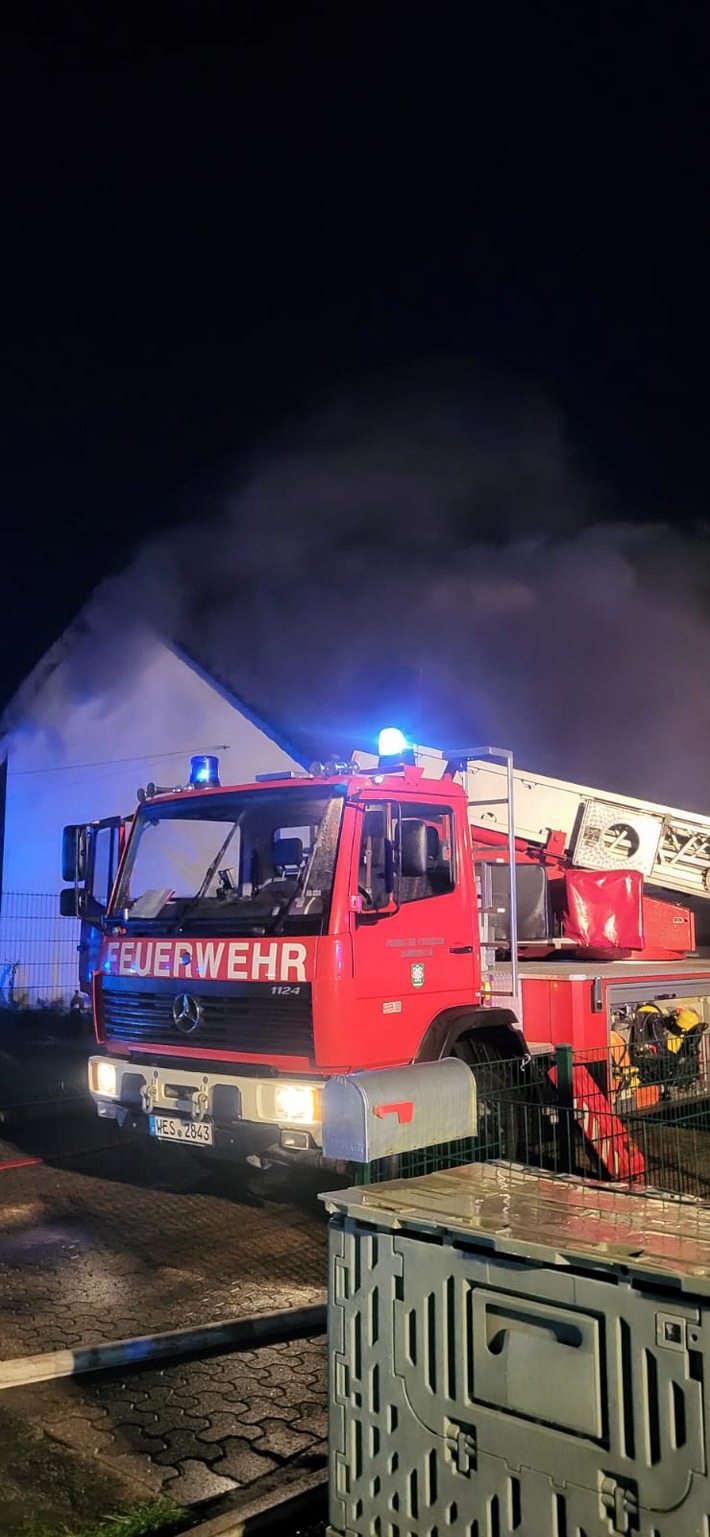FW Hamminkeln: Dachstuhlbrand mit Menschenleben in Gefahr