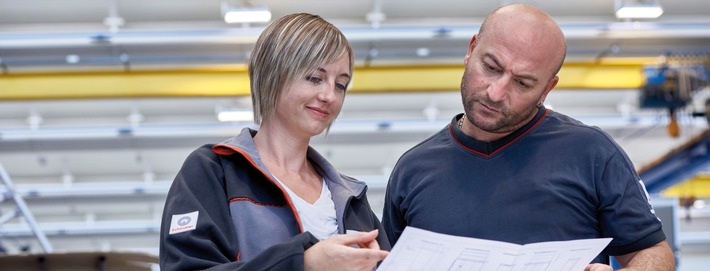 Elektroinstallateure im Einsatz für das Klima