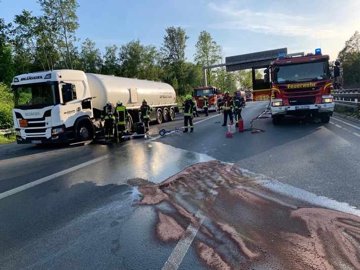 FW-GE: Zwei Auffahrunfall und ein aufgerissener Dieseltank eines Lkw - Feuerwehr Gelsenkirchen war dreimal im Einsatz auf der A42.