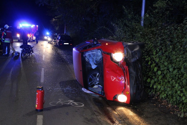 POL-HAM: Insassen eines Fahrzeugs nach Verkehrsunfall mit zwei Verletzten geflüchtet - Zeugen gesucht