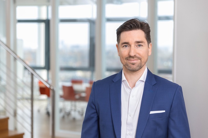 Daniel Leimbach, Head of Customer Unit Western Europe, Ericsson / Geschäftsführer von Ericsson Deutschland: "Bei Ericsson gehen Nachhaltigkeit und wirtschaftlicher Erfolg Hand in Hand. Der Schlüssel dazu ist Ericssons innovative Mobilfunktechnik. Wir verfolgen einen aktiven Ansatz, um die 'Energiekurve zu brechen'. Mit jeder neuen Generation des Mobilfunks werden wir effizienter, können den Energieverbrauch insgesamt senken und somit Pionierarbeit für eine nachhaltigere Zukunft leisten." / Weiterer Text über ots und www.presseportal.de/nr/13502 / Die Verwendung dieses Bildes für redaktionelle Zwecke ist unter Beachtung aller mitgeteilten Nutzungsbedingungen zulässig und dann auch honorarfrei. Veröffentlichung ausschließlich mit Bildrechte-Hinweis.