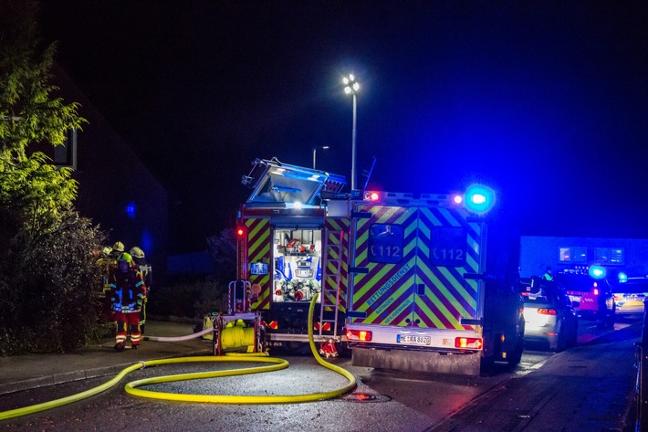 FW-Heiligenhaus: Garagendachstuhl in Flammen - Feuerwehr verhindert Schlimmeres (Meldung 33/2018)