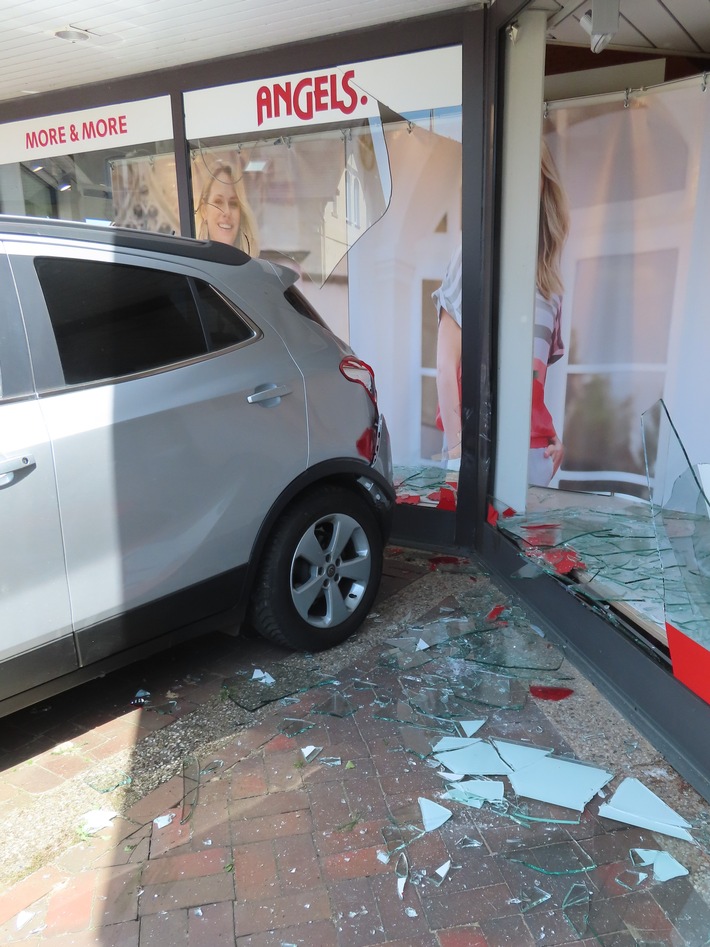 POL-STD: Himmelpforten: Irrfahrt auf Parkplatz endet im Schaufenster