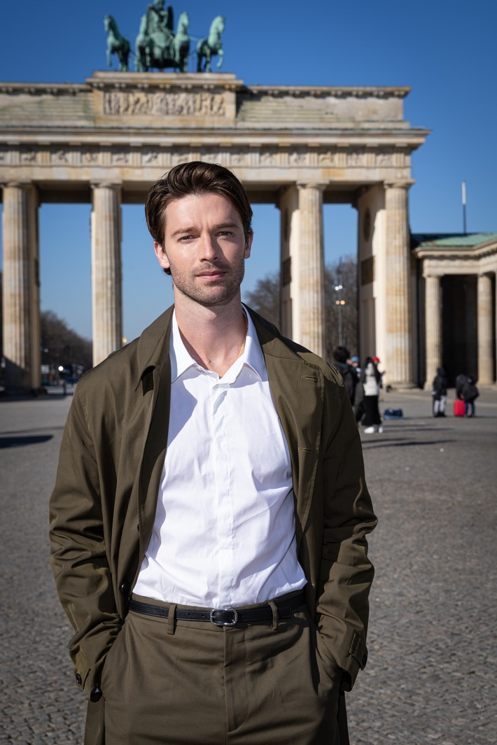 "The White Lotus" Staffel 3: Sky Deutschland und WOW begrüßen Patrick Schwarzenegger in Berlin