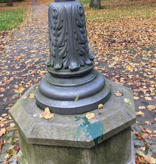 POL-WHV: Sachbeschädigung in Wilhelmshaven - Denkmal und Straßenleuchte mit grüner Farbe beschmiert - Polizei sucht Zeugen (mit Bilder)