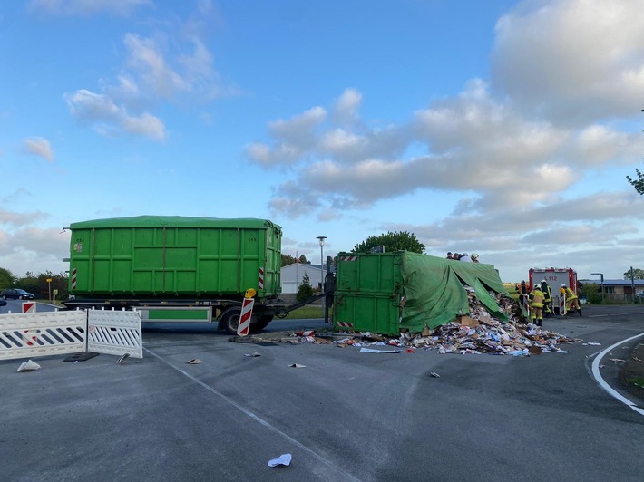 POL-HST: Lkw-Unfall bei Karnin führt zu Behinderungen der B 105 - Umleitung