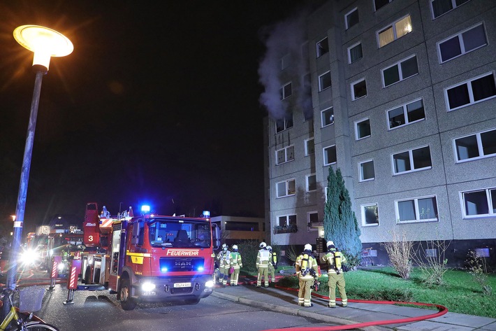 FW Dresden: Großeinsatz von Feuerwehr und Rettungsdienst bei Brand in einem Mehrfamilienhaus