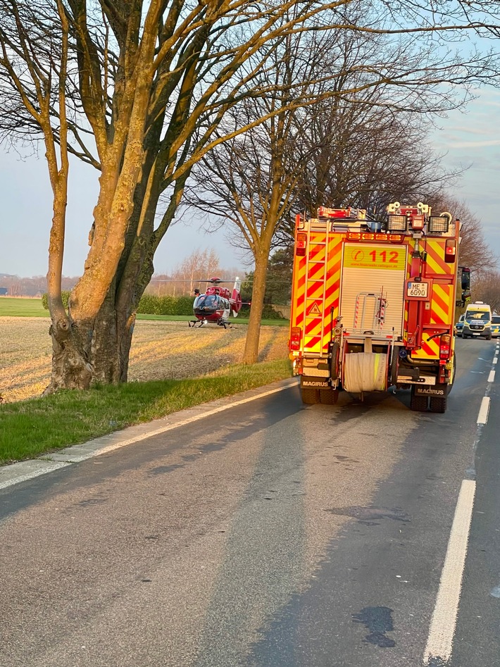 FW Ratingen: Zwei Personen lebensbedrohlich und schwer verletzt bei Verkehrsunfall