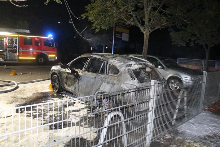 POL-NE: BMW X1 brennt vollständig aus - Wer kann Hinweise geben?