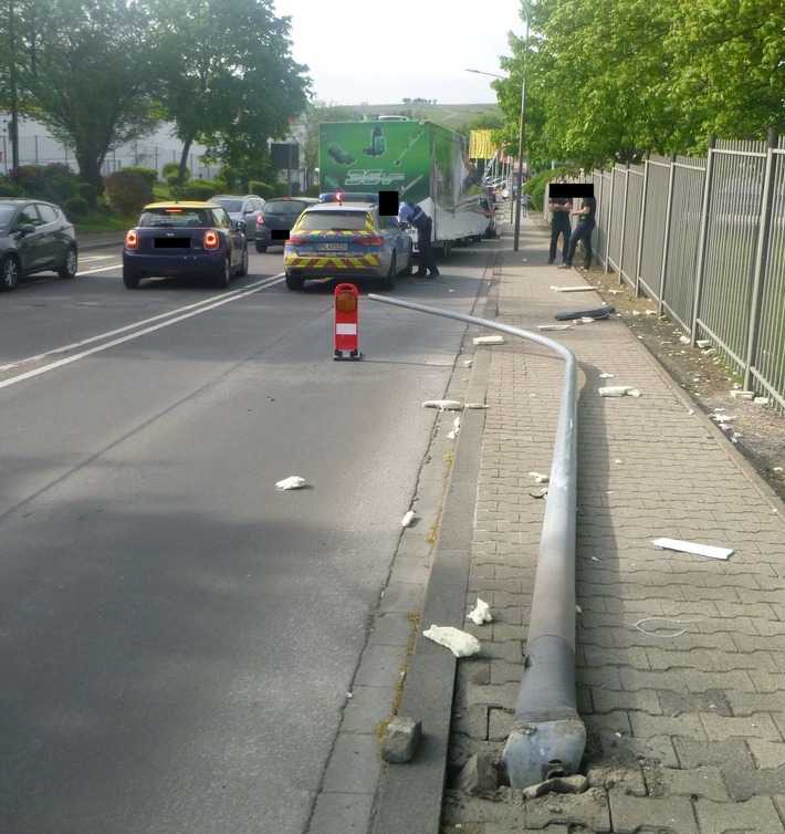 POL-PDWO: Anhänger trifft Straßenlaterne