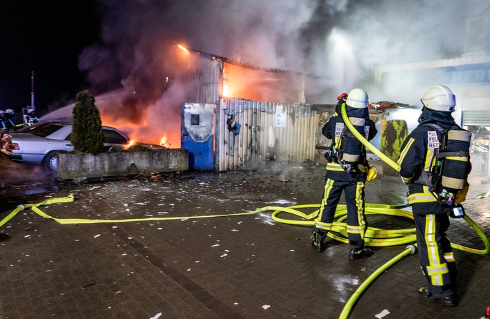 FW-BO: Brand einer Kfz-Werkstatt in Bochum Werne